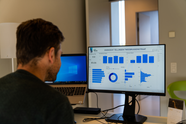 Filip kijkt naar een computerscherm met tabellen